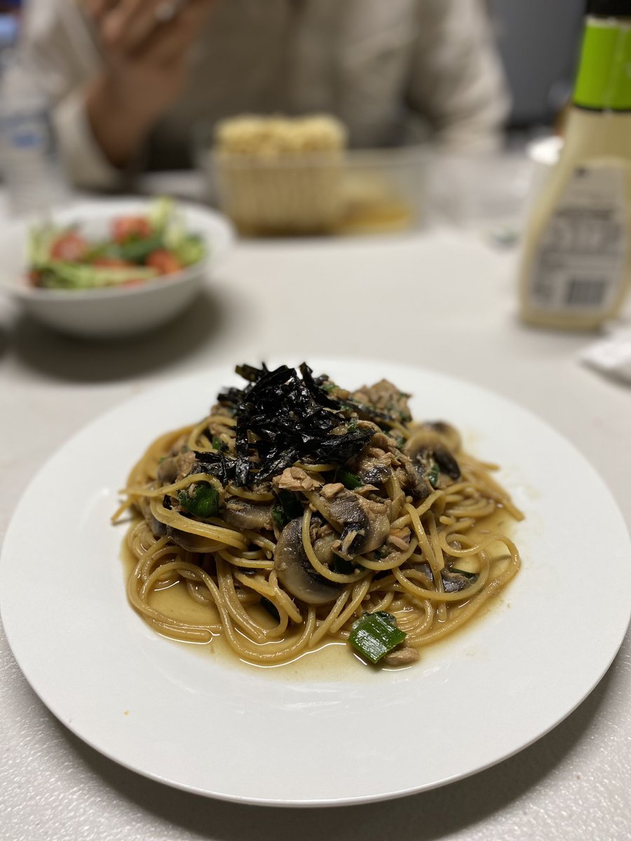 マッシュルーム
ネギ
ツナ缶
水
パスタ

を鍋に入れて、パスタが茹で上がったらワンポット和風パスタの完成です😇