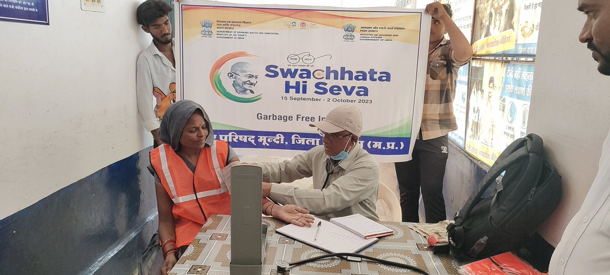 MundiNagar's tweet photo. स्वच्छता ही सेवा अभियान के तहत आज निकाय के सफाई मित्रो का स्वास्थ परिक्षण करवाया गया!
ट्विटर - @MoHUA_India @SwachhBharatGov @Secretary_MoHUA @RoopaMishra77 @urbansbm @bharatyadavias @BinayJha_1997 https://t.co/FPeitkJJYK