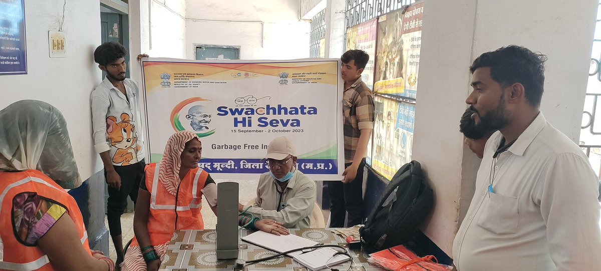 MundiNagar's tweet photo. स्वच्छता ही सेवा अभियान के तहत आज निकाय के सफाई मित्रो का स्वास्थ परिक्षण करवाया गया!
ट्विटर - @MoHUA_India @SwachhBharatGov @Secretary_MoHUA @RoopaMishra77 @urbansbm @bharatyadavias @BinayJha_1997 https://t.co/FPeitkJJYK