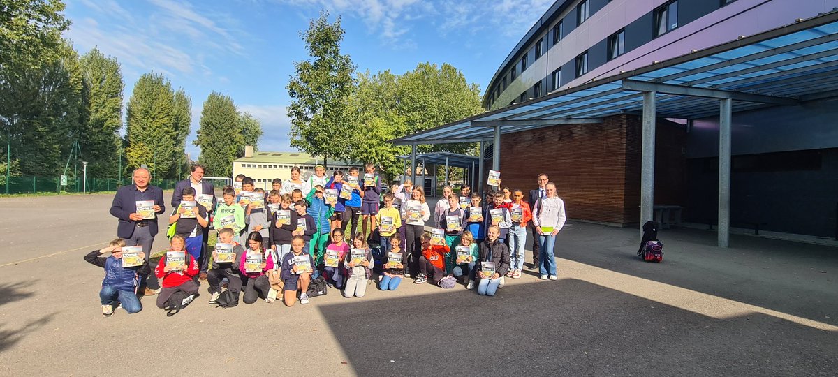 Remise du livre « L’Orne : des territoires, une histoire » par nos Conseillers  Départementaux à tous nos élèves de 6ème. Merci à <a href="/ornedepartement/">Département de l'Orne</a> et M.Terrier et M.Helloco