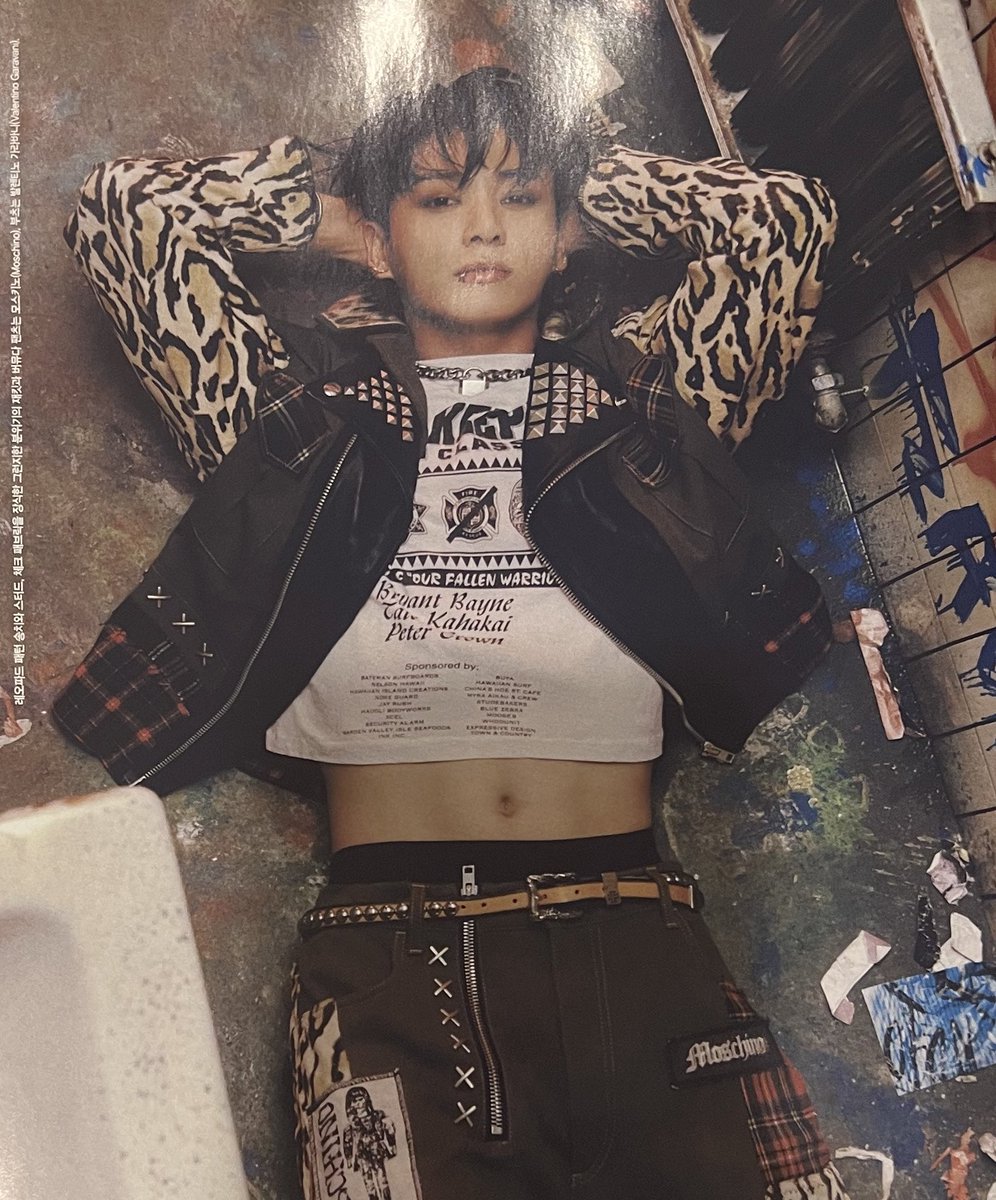funnyjimin1's tweet photo. the waist                                                                                 the belt https://t.co/avZfTegHLT