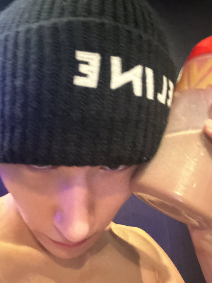 chalse497646's tweet photo. 옷은 벗었지만 비니는 쓰는 남자 ,
웃낀 남자 , https://t.co/mgd3TBylnC