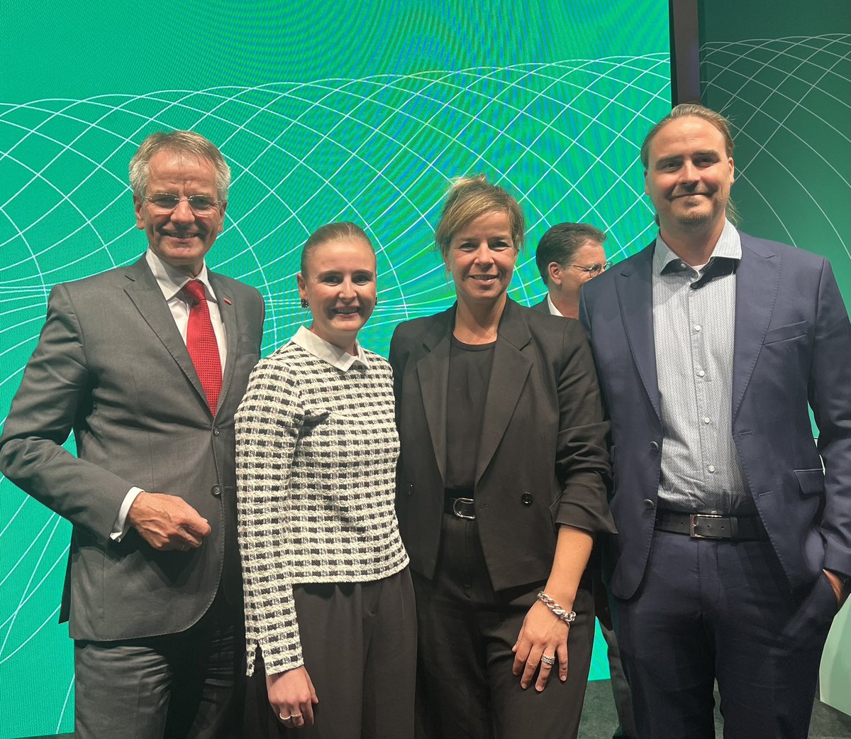 #Innovationspreis NRW 2023 mit Ministerin <a href="/MonaNeubaur/">Mona Neubaur</a> <a href="/WirtschaftNRW/">Wirtschaft.NRW</a>. Dachdeckermeister Felix Moll #Handwerk stellt sich der Liveabstimmung in Kategorie „innovation4transformation“ mit modularem, KI gestützten Sensor-KIT, das permanentes Monitoring von Dachaufbauten ermöglicht.