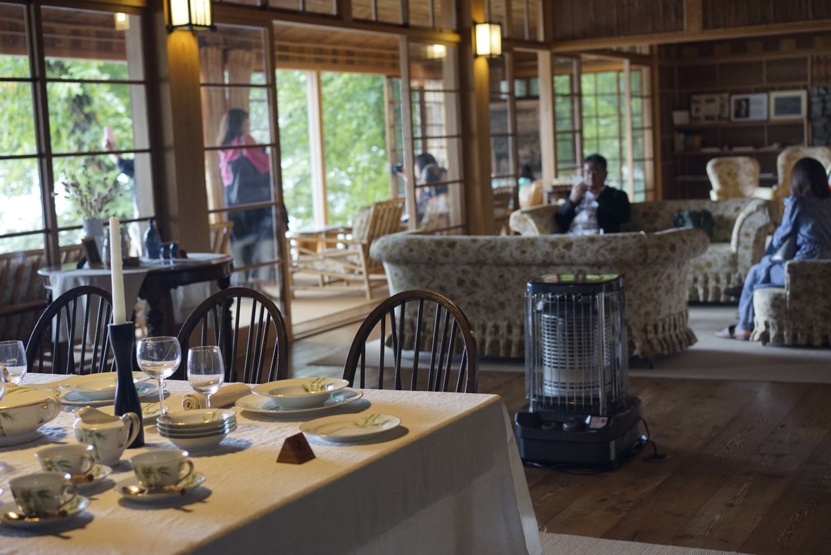 Architecture_52's tweet image. 日光中禅寺湖にある旧イタリア大使館別荘/アントニン・レーモンド　に行ってきた。

外装や内装に日光杉の皮を用いた市松模様がとても面白い‼︎ 竹を半分に割ったもので抑えて貼り付けていた。中禅寺湖に面して建っており、広縁から見える景色は絶景だった。

まさに古き良き建築だ。