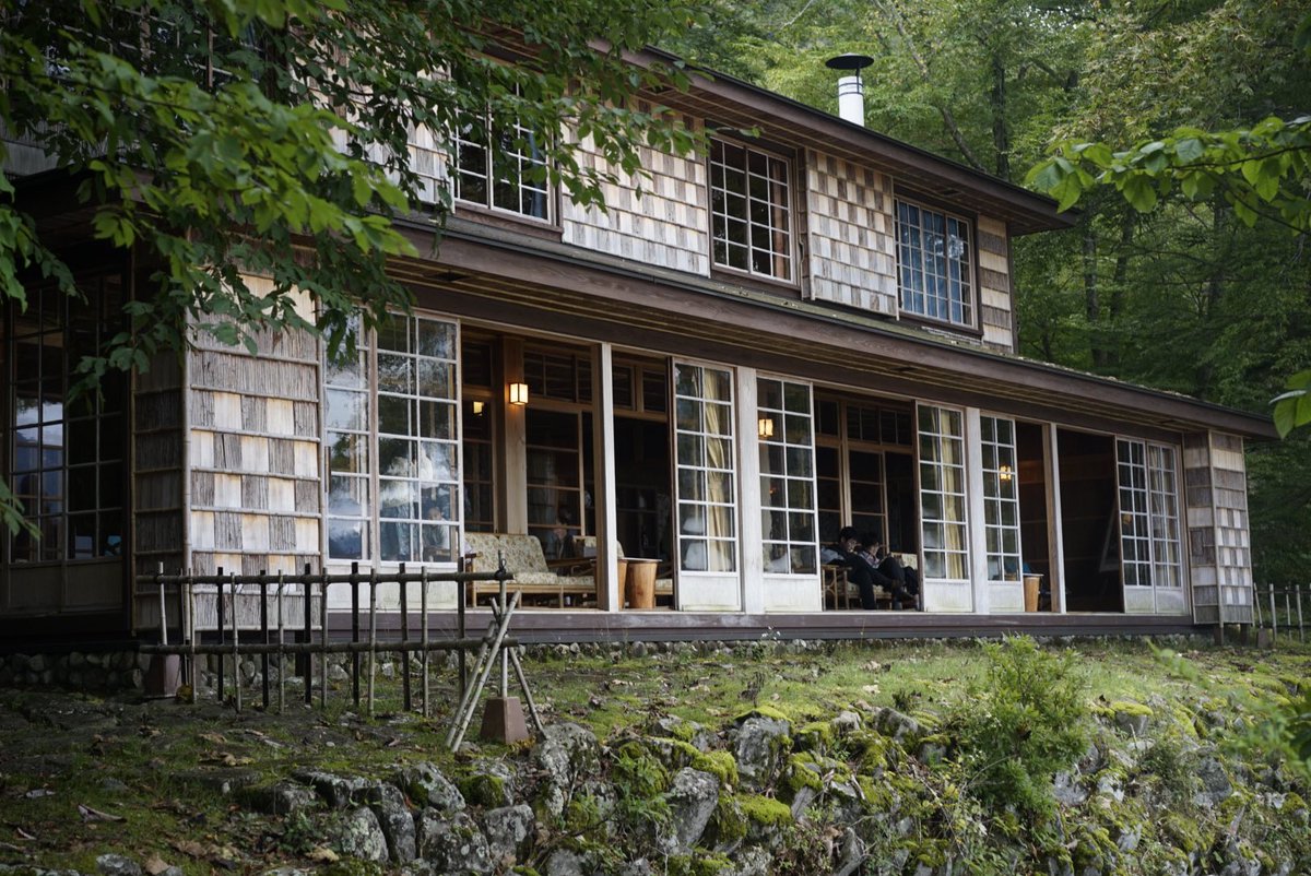 Architecture_52's tweet image. 日光中禅寺湖にある旧イタリア大使館別荘/アントニン・レーモンド　に行ってきた。

外装や内装に日光杉の皮を用いた市松模様がとても面白い‼︎ 竹を半分に割ったもので抑えて貼り付けていた。中禅寺湖に面して建っており、広縁から見える景色は絶景だった。

まさに古き良き建築だ。