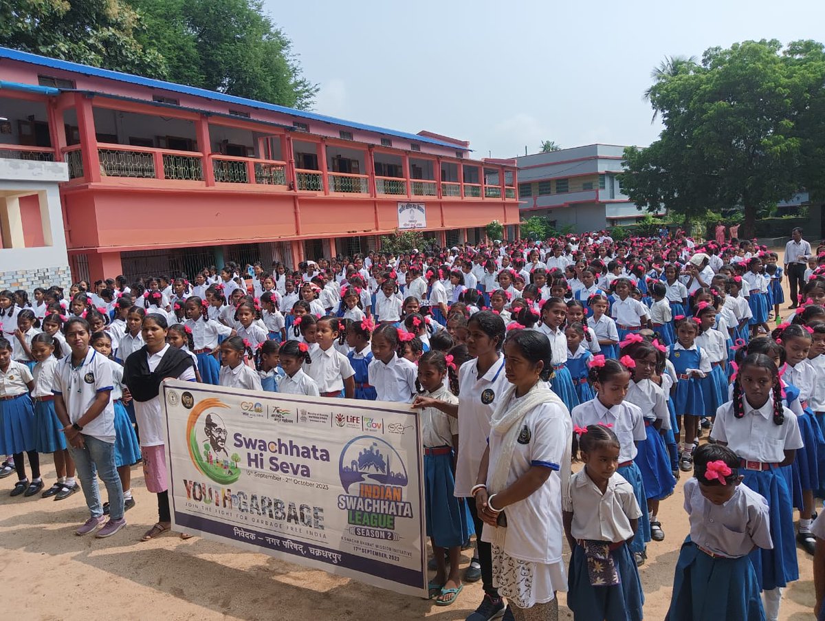 आज दिनांक 26.09.2023 को “स्वच्छता पखवाड़ा - स्वच्छता ही सेवा” के तहत चक्रधरपुर नगर परिषद् की स्वच्छता टीम- CHAKRADHARPUR CHAMPIONS ने रानी रसाल मंजरी स्कूल, उर्दू टाउन स्कूल एवं कारमेल स्कूल चक्रधरपुर के छात्र छात्राओं को स्वच्छता सपथ दिलाई गयी I