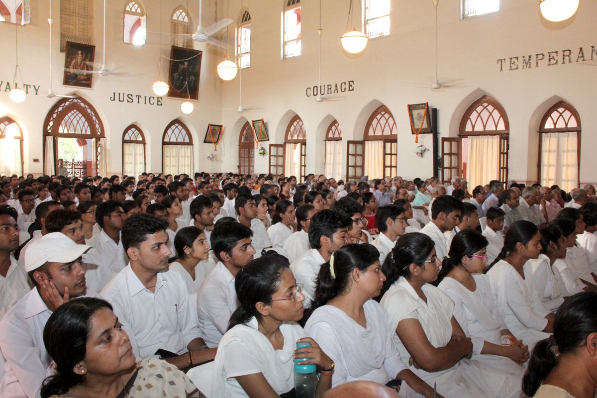 SigmaSixQV's tweet photo. @narendramodi, @myogiadityanath, can we not teach values that remain steady with time and do not get buried by money power?

#Students listen to #Dayalbagh #Educational Institute Diamond Jubilee lecture in #REI Hall. #Values inscribed on both the walls &amp; the minds. https://t.co/dhMT7eZR31