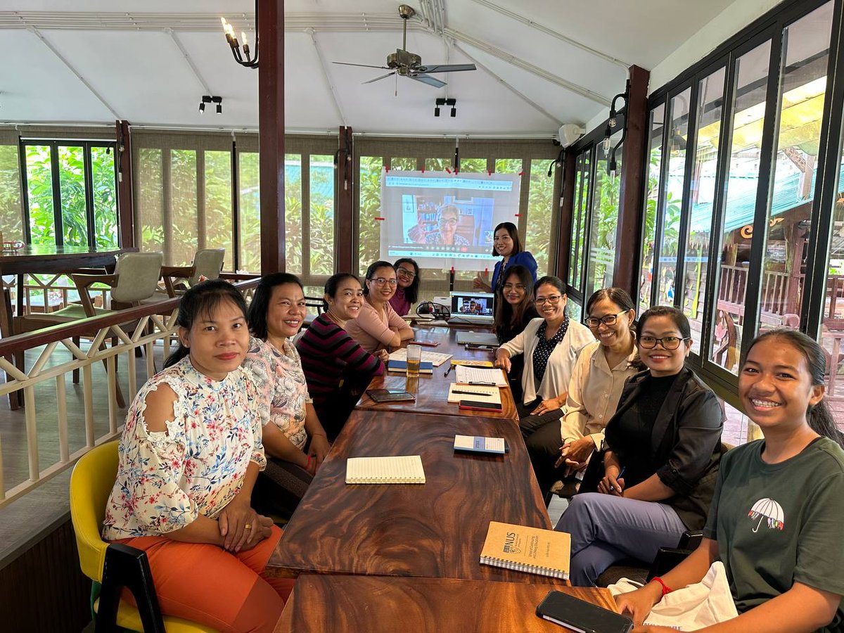 borany_c's tweet photo. We are Women Changemakers; we learn, share, and seek more support from our networks and the women around us. Thanks, Margaret Allison and Susan Black, who are always there for us all in Siem Reap, Cambodia. #ausvols #AustralianAid #womeninleadership #cambodia #locallyledchange https://t.co/DdkBYaHXiV