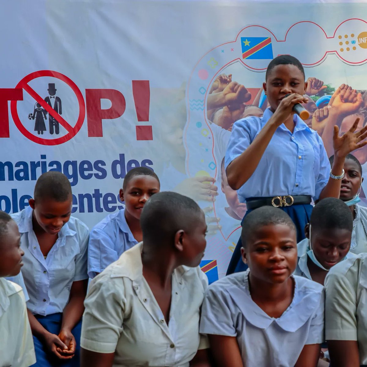 UNFPARDC's tweet photo. Dialogue intergénérationnel entre adolescentes &amp; leaders traditionnels sur le mariage précoce 
✅Plus de 2⃣0⃣0⃣ élèves du Lycée #TUSADILE ont questionnées la tradition
✅5 Leaders coutumiers ont rappelé leur engagement de contribuer à la réduction des cas de mariages précoces https://t.co/GbFX2PcNnQ