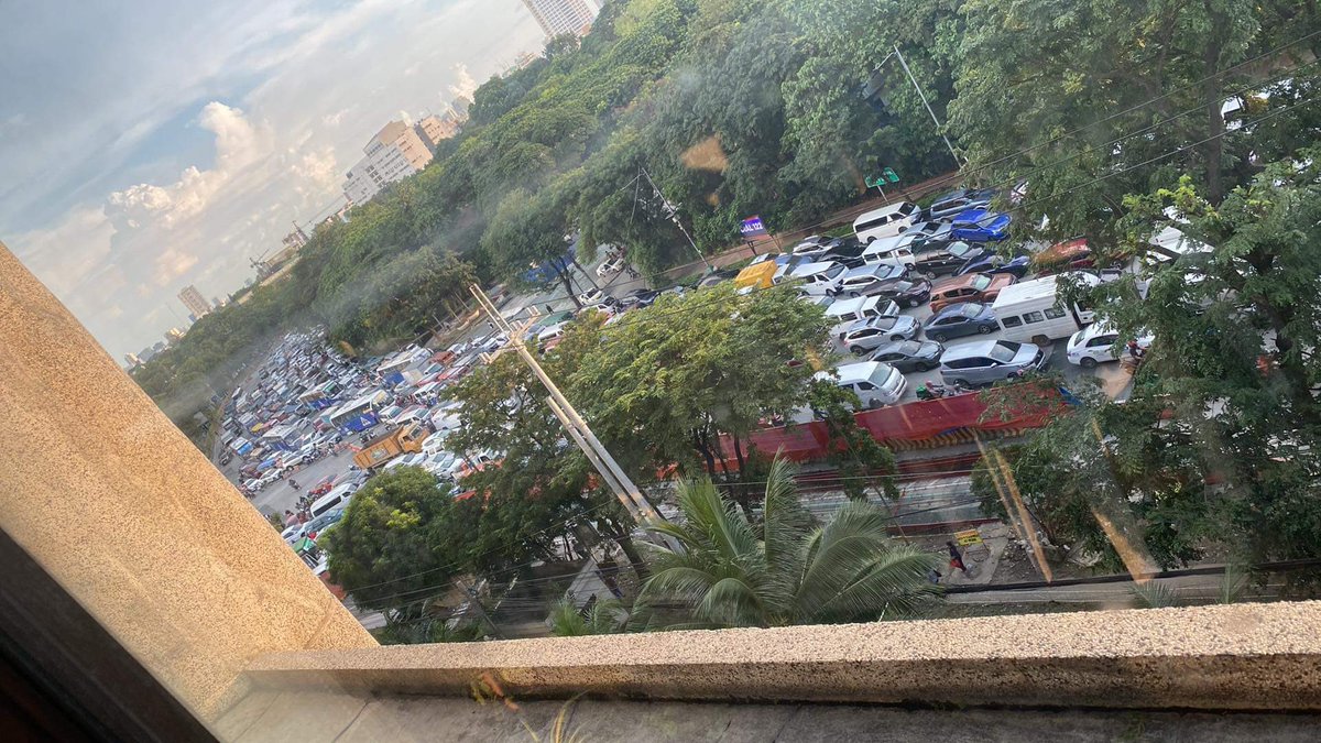 AnnMend16615843's tweet photo. Anong meron bakit sobrang traffic QC Circle? https://t.co/UuxkQvH42S