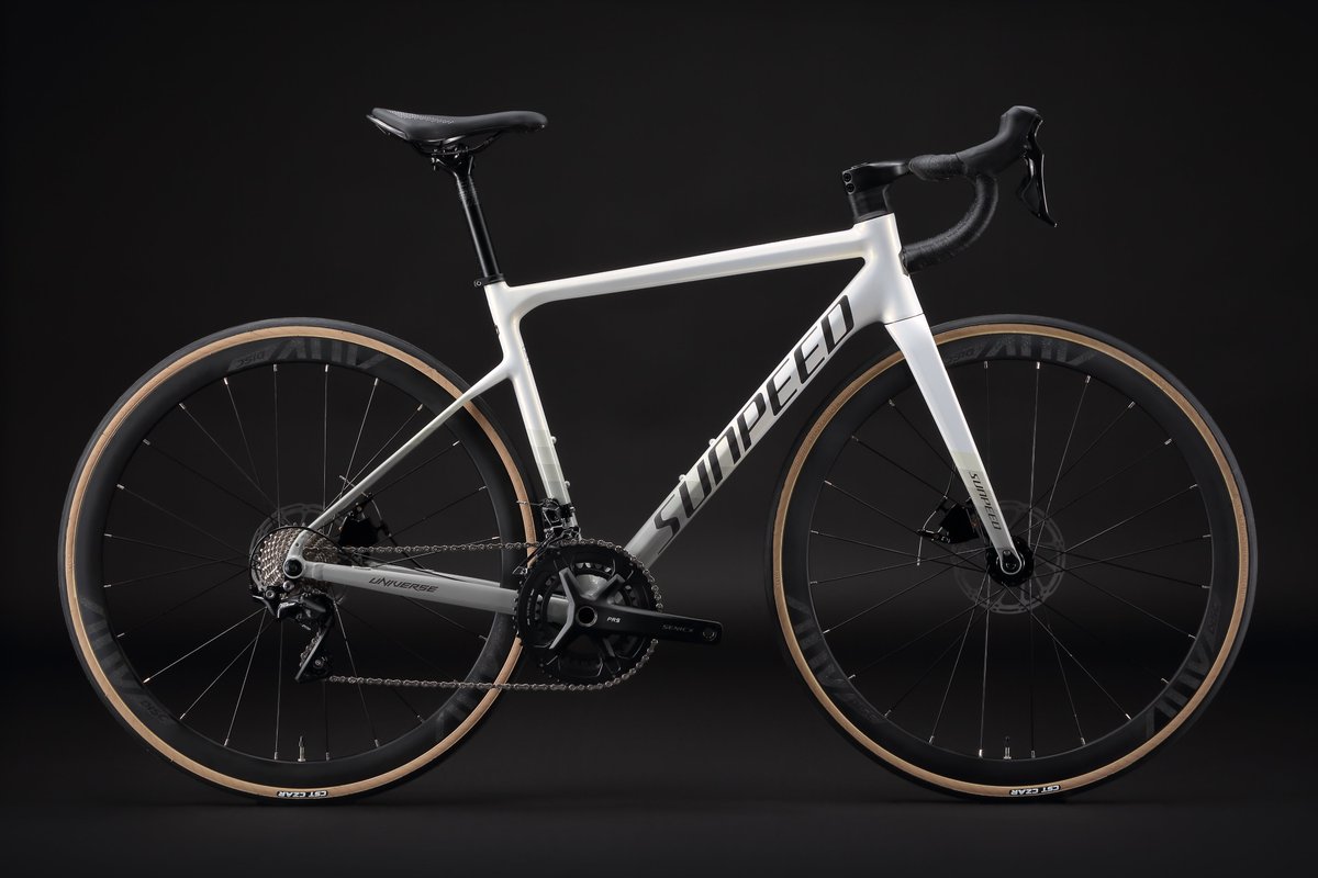 minny04930769's tweet photo. #roadbike
#sunpeeduniverse
Ultralight #aluminum alloy press-formed shaped tubes
#Carbon fiber front fork
#Highstrength hollow integrated crankset
#Shimano105 R7000 2*11 spd
High-performance #semihydraulic disc brake https://t.co/XbaGrOEOyh