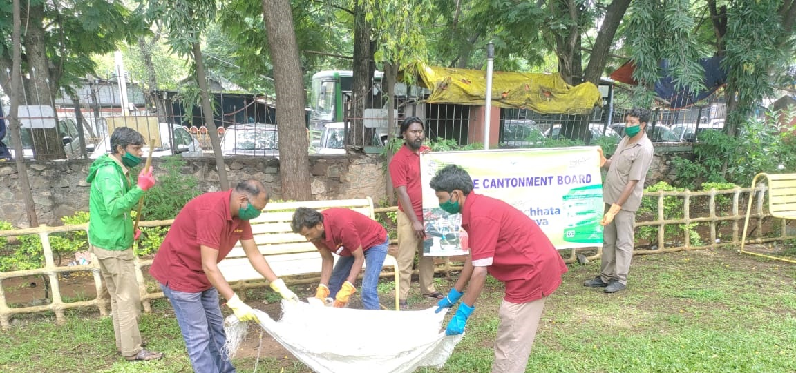 ceo_pune's tweet photo. Cleaning of Rani Laxmibai Garden and sweeping of rank vegetation #SHS2023 #GarbageFreeIndia #GarbageFreeIndia #SpecialCampaign3 @PMOIndia @rajnathsingh
@AjaybhattBJP4UK @DefenceMinIndia
@SpokespersonMoD @giridhararamane
@DefencePROPalam @adgcantts_dgde
@PddeScPune https://t.co/rXz9x70IZN