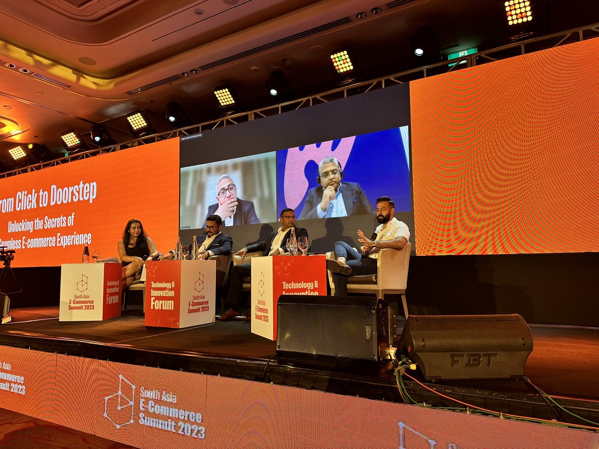 Fiza_Farhan's tweet photo. Deep diving into #ecommerce & what works to make it a success! “From building trust to adapting to evolving customer expectations for a seamless experience” @EhsanSaya CEO @darazpk cracking the code for a successful #ecommerce journey  at the #darazsummit happening now!! @darazpk @daraz_lk