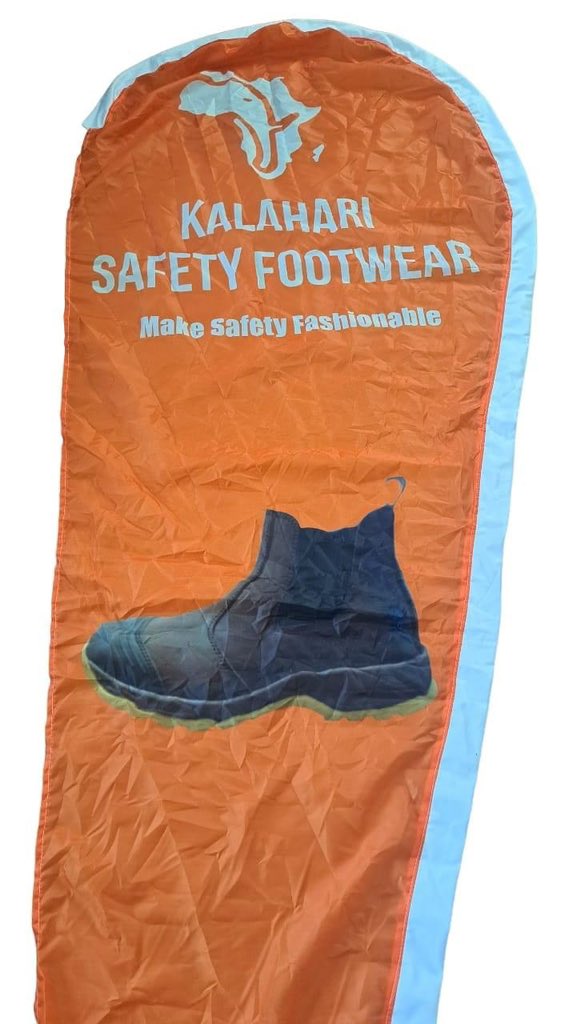 ZungulaVuyo's tweet photo. Great meeting Kholofelo Smith Aphane who manufactures safety boots. The company Kalahari Safety footwear is 100% black owned and manufactures safety boots of the best quality,  comfort and style. To get in touch, contact 0739220207 / koketsosmith@gmail.com.

#BuyBlackEveryday https://t.co/2PNUxaoKmr