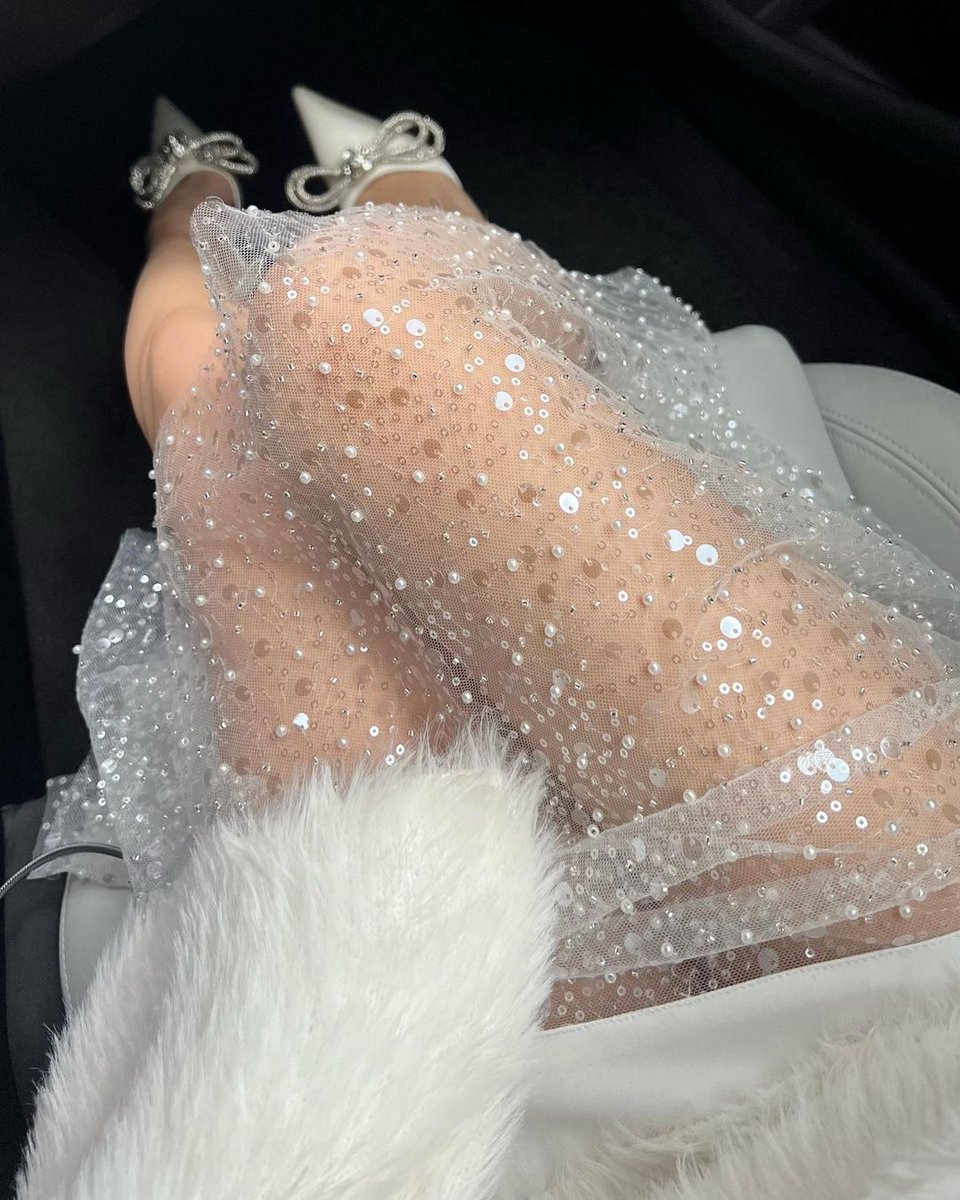 matthewanders21's tweet image. Life will bring you pain all by itself。 Your responsibility is to create joy。