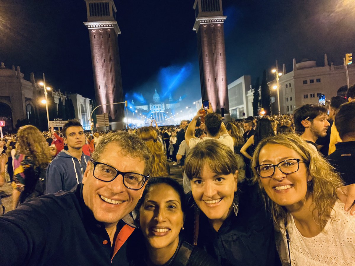 drgnayyar's tweet photo. Beautiful #barcelona #lemerci #festival #gaudi https://t.co/7s18Y1snoO