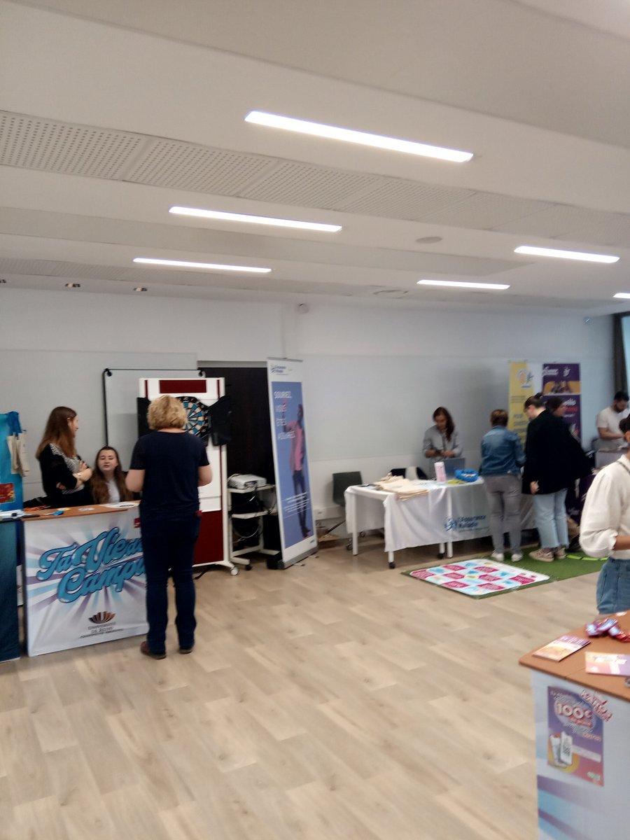 bureims's tweet photo. Aujourd'hui, #TVDC fait étape à la #buchalons : étudiants @inspereims et @RccIut à @ChalonsAgglo, venez découvrir jusqu'à 16h la BU et tous les autres services qui vont vous faciliter l'année à @universitereims ! https://t.co/1cfZ54JiiD