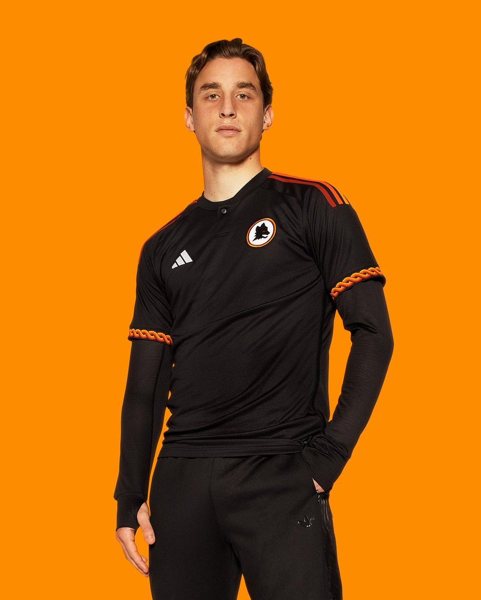brfootball's tweet photo. Roma release their new third kit 🐺 https://t.co/rX5jyUfUcv