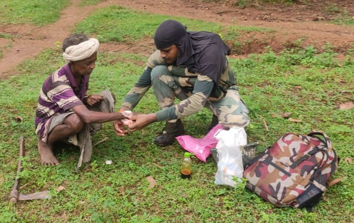 BSF_ANO_Command's tweet photo. 𝐂𝐚𝐫𝐢𝐧𝐠 𝐚𝐧𝐝 𝐇𝐞𝐚𝐥𝐢𝐧𝐠 𝐓𝐨𝐮𝐜𝐡
Pic- Naxal Affected Dist Kanker Chhattisgarh.
#BSFWithTribal
#humanity
#HalpingHand https://t.co/1lYW7tW8dS