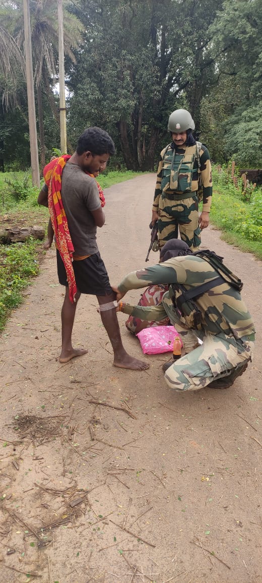 BSF_ANO_Command's tweet photo. 𝐂𝐚𝐫𝐢𝐧𝐠 𝐚𝐧𝐝 𝐇𝐞𝐚𝐥𝐢𝐧𝐠 𝐓𝐨𝐮𝐜𝐡
Pic- Naxal Affected Dist Kanker Chhattisgarh.
#BSFWithTribal
#humanity
#HalpingHand https://t.co/1lYW7tW8dS