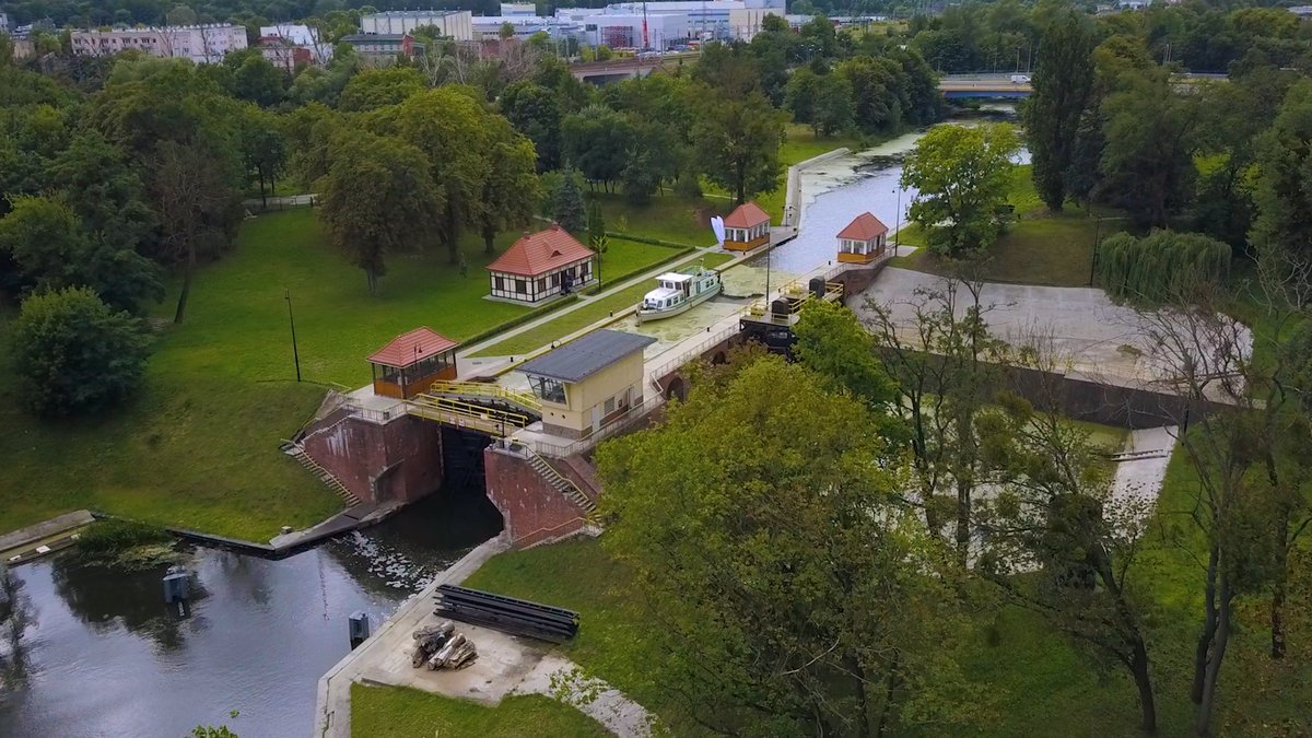 RZGWBydgoszcz's tweet photo. „Tego nie wiecie!” kolejna produkcja przygotowana przez Roberta Kańtocha z #RadioEska. Bohater wpisany do rejestru zabytków, atrakcja, cud techniki XVIII w.Kanał Bydgoski-droga wodna łącząca Wisłę i Odrę poprzez ich dopływy: Brdę od strony Wisły oraz Noteć i Wartę od strony Odry. https://t.co/fdr0OskLS2