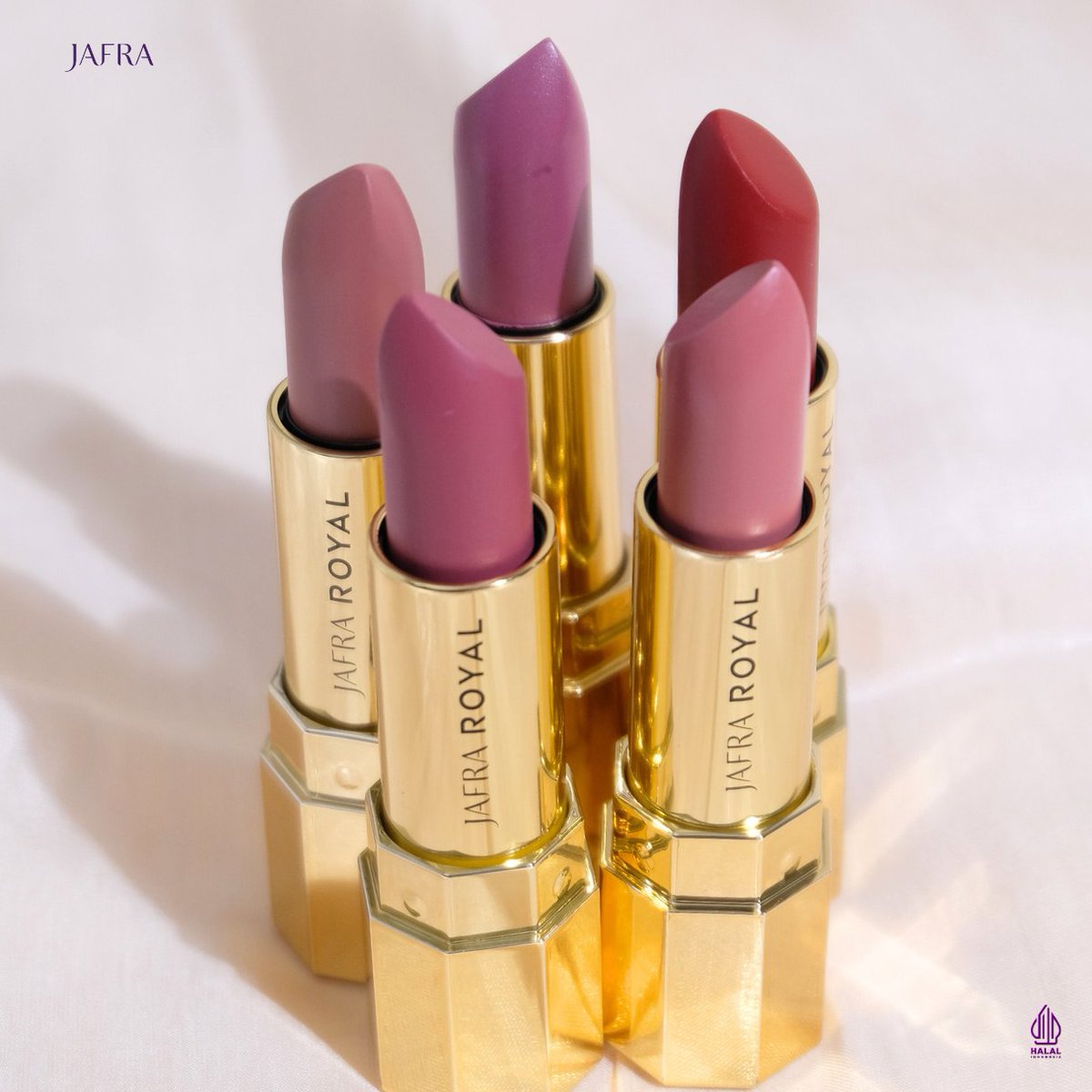 JAFRAindonesia's tweet photo. Siap-siap tersenyum lebih lebar, karena JAFRA punya kejutan spesial untuk menghadapi month end closing! 💄🌟  Dalam rangka World Smile Day tanggal 6 Oktober, kami menghadirkan Promo Lipstick Bundle yang bisa membuat senyum Anda semakin memikat! 😁 https://t.co/8YQ1DsSfNQ