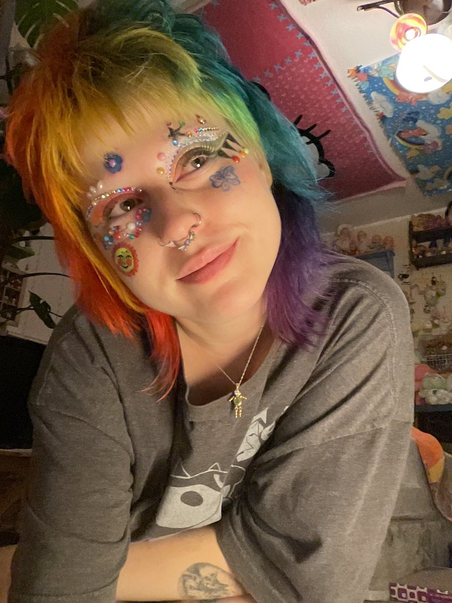 pickledfruit's tweet photo. midnight makeup vibes (st0ned asf vibes) https://t.co/Ei1df3pvVC