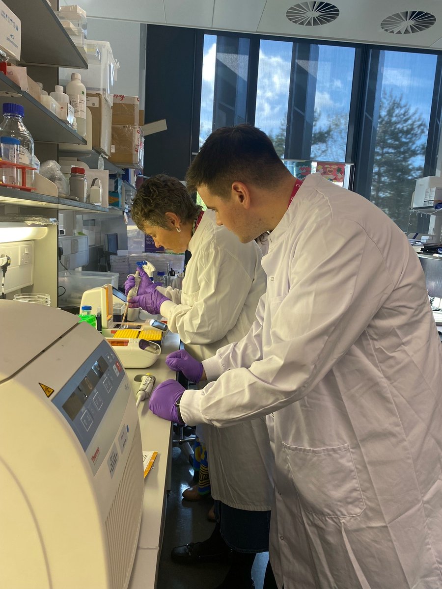The Ellis Family and @PancreaticCanUK visited us again for the 2-year progress update of the👩‍🔬Future Leaders🧑‍🔬. They tried the gel electrophoresis activity and they were just PRO for the first trial🧪🧬🔬! Thank you for making our #PancreaticCancer research possible!