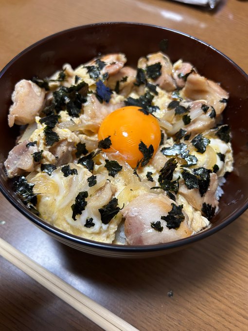 親子丼🍚🐔
鶏肉は軽く塩胡椒して白ワインで揉んだあと、少し焦げ目がつくまで焼いてから卵で閉じると味がしっかりして美味しい。 