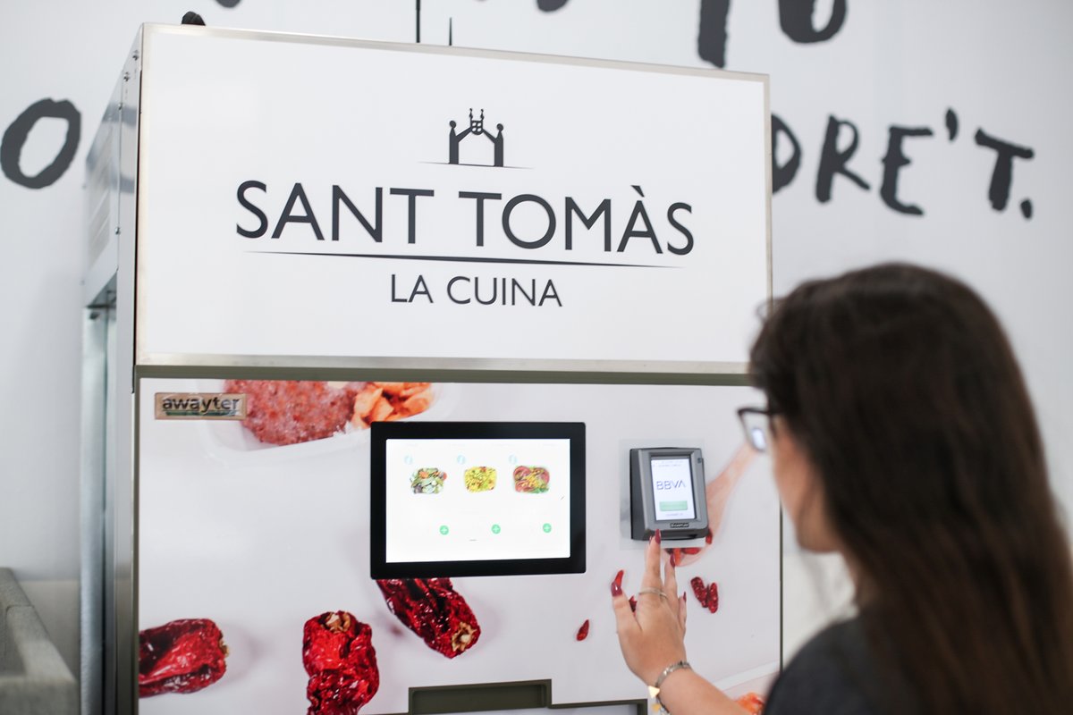 Amb l’arribada del nou curs, des de la Cuina de Sant Tomàs reprenem el servei de menús saludables 🍴 a través de la màquina d’autoservei que trobareu a l'edifici B de Miramarges de la <a href="/uvic_ucc/">UVic-UCC</a>. Us animem a tastar els nostres plats! 😋