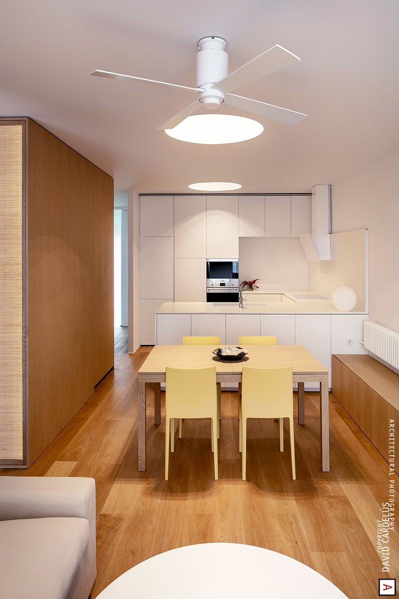 davidcardelus's tweet photo. L'aspa del ventilador talla el cercle de la claraboia del sostre per a fer que el de la taula blanca taula a la part inferior de l'enquadrament sigui una miqueta més visible #fotografia #arquitectura #sabata #espardenya 😅📷 https://t.co/BY4gxX9soP