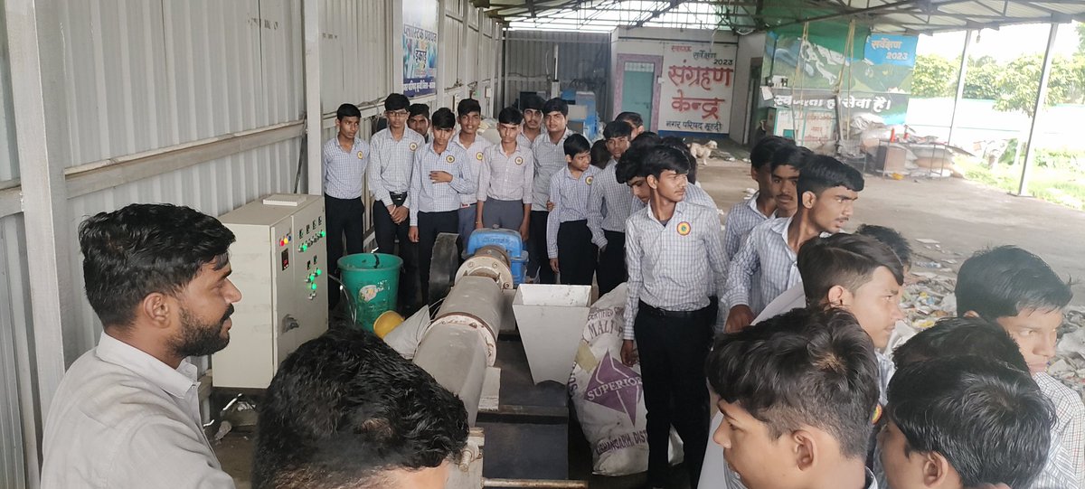 MundiNagar's tweet photo. स्वच्छता ही सेवा अभियान के तहत जाने अपने शहर का कचरा प्रबंधन अभियान के तहत छात्र छात्राओं को खंडवा रोड स्थित ट्रंचिंग ग्राउंड पर अधोसंरचनाओं के बारे मैंबताया गया !
 @MoHUA_India @SwachhBharatGov @Secretary_MoHUA @RoopaMishra77 @urbansbm @bharatyadavias @BinayJha_1997 
 #802437 https://t.co/jV3ZHLrtPW