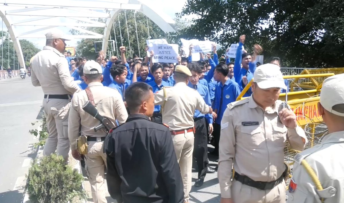 ImpactTvManipur's tweet photo. Distraught students in Imphal City erupted into agitation, took to the streets condemning the brutal murder of 2 students, after photos suspected to be theirs went viral. Security forces fired tear gas shells, smoke bombs upon them; 31 injured students rushed to RajMedicity https://t.co/bM7YIB6ybC