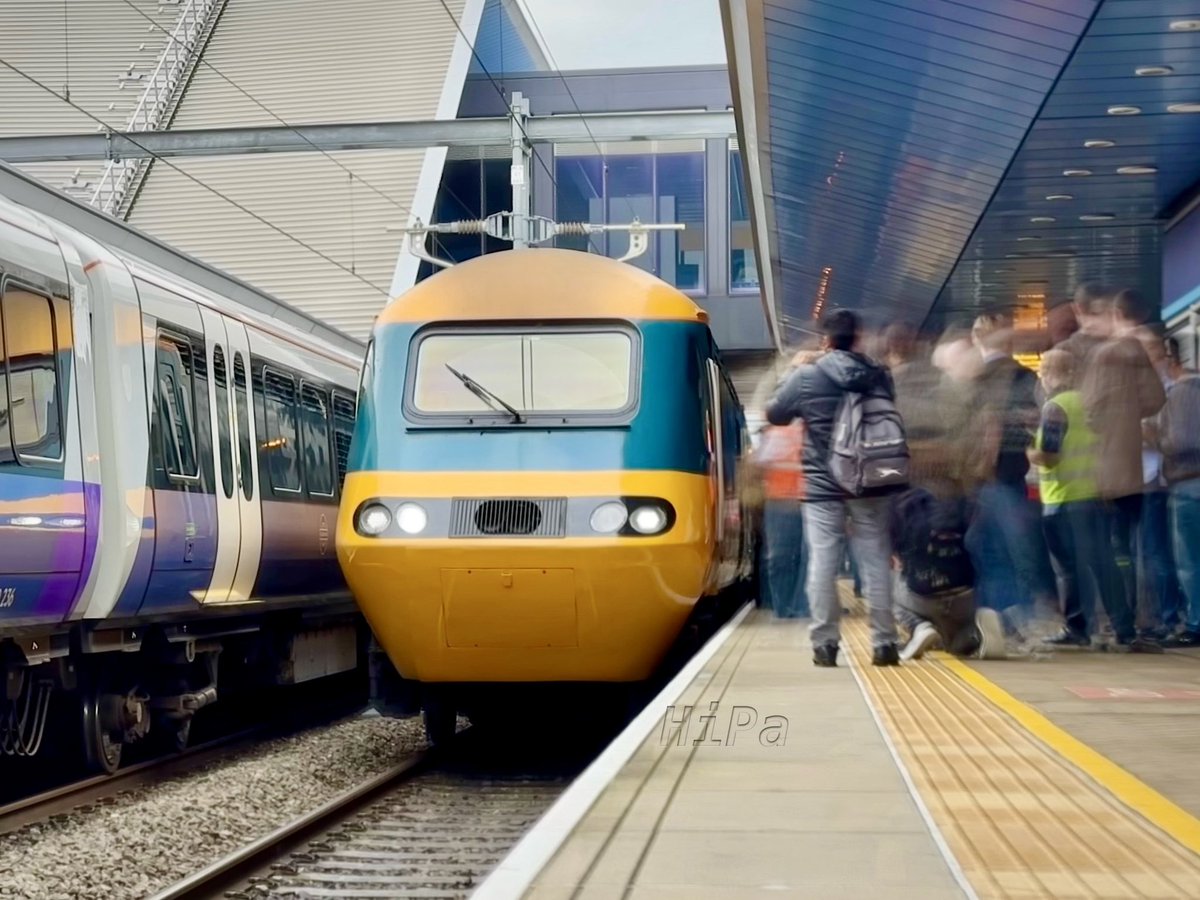 HiPa125's tweet image. Original British Rail Western Region #Class43 43007, back on its old stomping ground at Reading #GWML, stands poised at P13 to lead CrossCountry 1Z43 0635 Leeds &amp;gt; Swanage ‘Pines Express’ #HST #InterCity125 #XCHSTFarewell