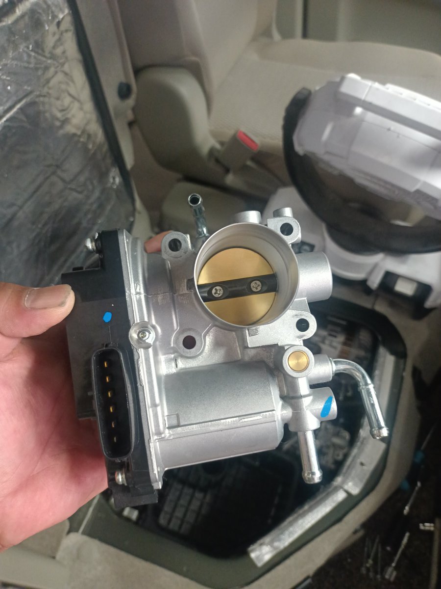 R_GELAN's tweet photo. 今日も懲りずに車弄り。
純正加工のビッグスロットル。
加工で有名なTRYBOXさんに
新型エブリイ系で加工は可能か電話したら
見てみるのでいつでも持ってきてと
お返事頂いたので、即持ってって即日に加工。
社長、無理言ってすいませんでした。
結果、新型エブリイ系でもOKでした。
続く
#TRYBOX https://t.co/kjpJUNLo01