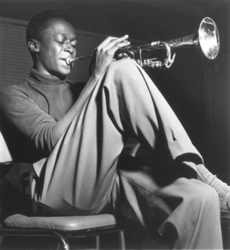 ProfesorJonk's tweet photo. "El silencio es el ruido más fuerte, quizá el más fuerte de todos los ruidos".
Miles Davis.
Puerta de entrada al jazz para muchos de nosotros.
Llevó el jazz a cotas nunca vistas. 
#Efemeride #MileDavis #jazz https://t.co/fn9J6UyRYO https://t.co/HWeUyclsB3