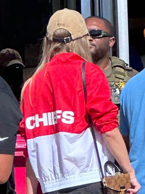 wilson_jackets's tweet image. 🎤 Rocking the Stage in Style! 🌟 Check out Taylor Swift slaying in this Chiefs Jacket 🔥 Perfect blend of music and sports fashion! 🏈
.
.
Shop Now: wilsonjackets.com/product/taylor…
.
.
 #TaylorSwiftFashion #ChiefsJacket #MusicMeetsSports #TrendingStyle #FashionIcon #CelebStyle