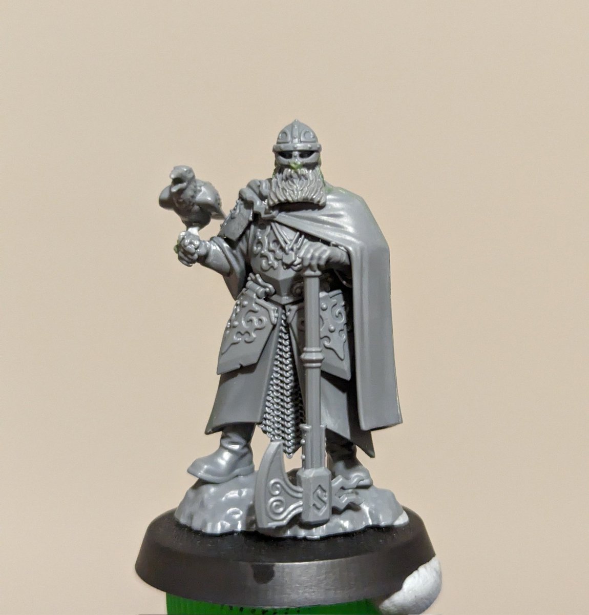 A simple but fun conversion of the new #freeguild marshall to give him a huscarl style look.

#freeguild #vikings #conversion #kitbashing #kitbash #headswap #wargaming #wargames #ageofsigmar #warhammerageofsigmar