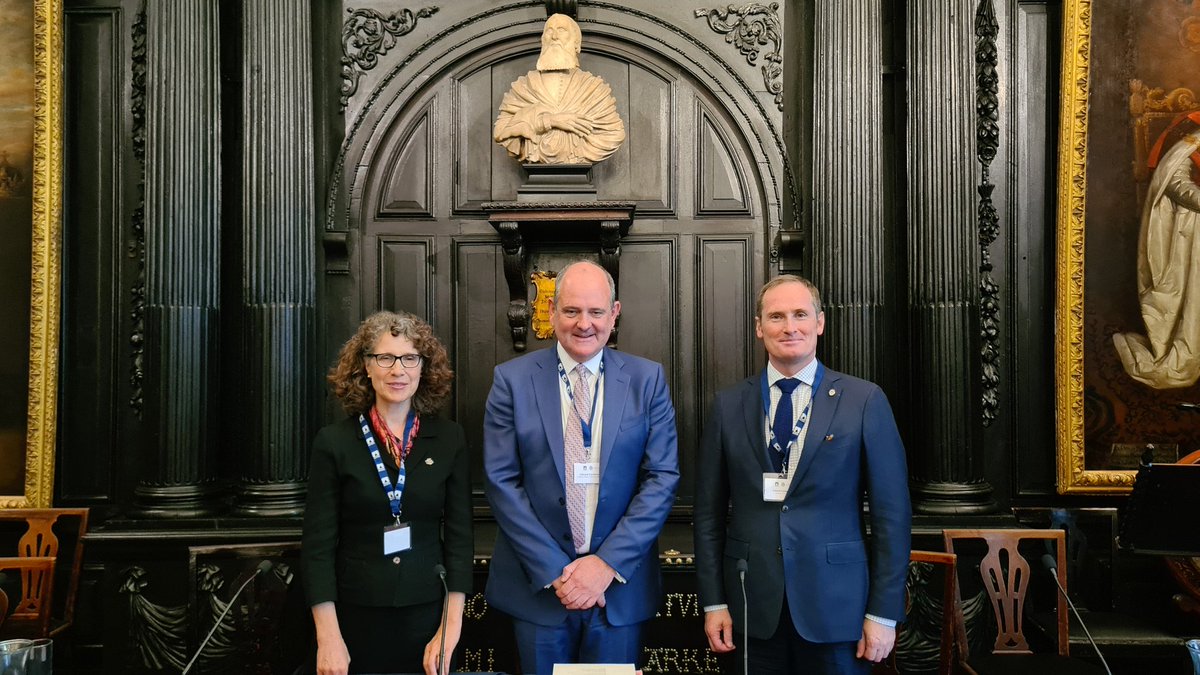 Lionel Galliez président de @uinl_org, inaugure ce matin à Londres la première journée de dialogue entre systèmes juridiques entouré de Morag Ellis, UK Master of Faculties, and Edward Gardiner, chairman of the Society of Scrivener Notaries qui accueille cette première réunion.