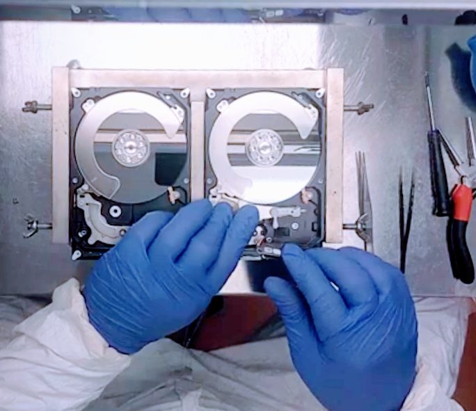 northwindgr's tweet photo. 🪛 Επί το έργον...

🤓 **GEEK INFO** 🤓
Make: Seagate
Model: ST2000DM001
Capacity: 2TB
Platters: 2
Heads: 4
Family: Grenada
Part Number: 1CH164-572
FW: CC44
𝐑𝐄𝐂𝐎𝐕𝐄𝐑𝐄𝐃 𝟏𝟎𝟎% :)

#datarecovery #northwind #ανακτησηδεδομενων #datarecoverygr #seagate https://t.co/lzbOhwUsW2