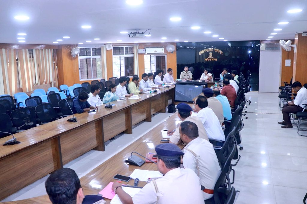 जिला स्तरीय खनन टास्क फोर्स की बैठक कर अवैध पत्थर/क्रशर, अवैध बालू उठाव, अवैध खनन के रोकथाम के लिए पूर्व के बैठक में लिए गए निर्णय के अनुपालन की बिन्दुवार समिक्षा करतें हुए जिला खनन पदाधिकारी एवं अन्य संबंधित अधिकारियों द्वारा की गयी कार्रवाई की विस्तृत जानकारी प्राप्त की।