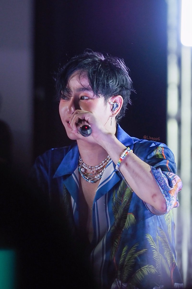 LisaPP6's tweet photo. ถ้าแม่ฉันเห็นทรงผมพี้เป๊กในรูป นางคงอยากจะเดินไปเปิดเหม่งพร้อมตะโกนผมทิ่มตาหมดแล้วลู๊กกก😂 แผลที่แขนคือยังไม่หาย ร่องรอยความซน😅
@peckpalit
#GOWET
#แซ่บแล้วเปียก #เป๊กผลิตโชค
#PeckPaLitChoke #palitgallery #lisappxphoto https://t.co/D2PYMGcUob