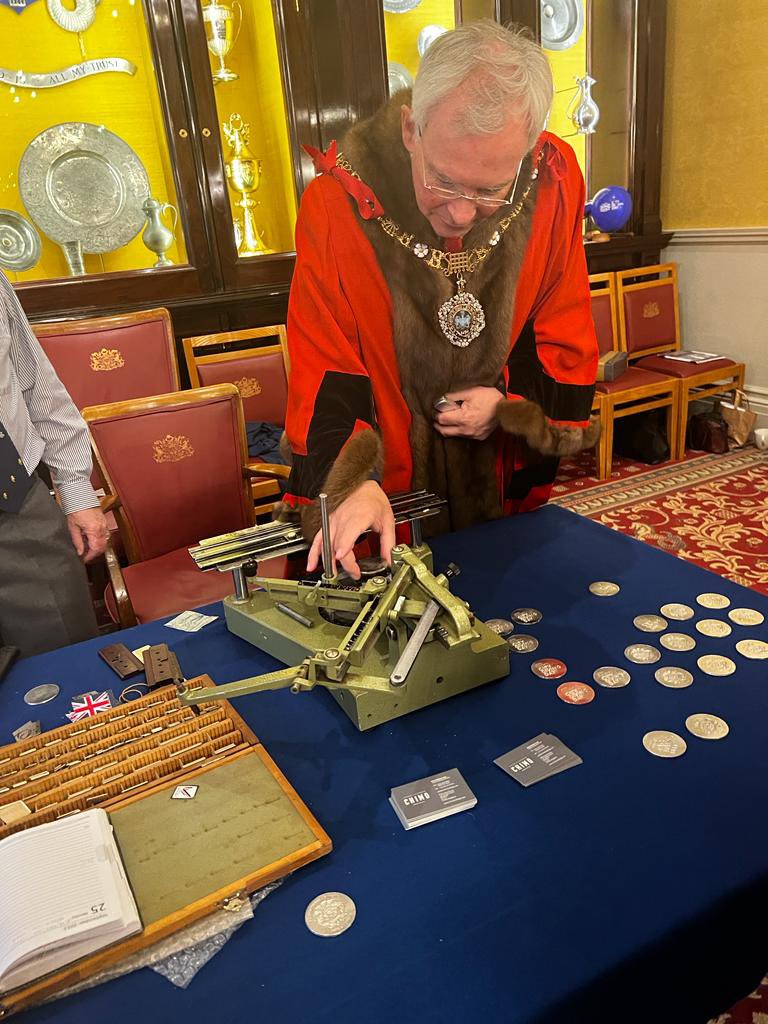 #CityGivingDay coin pressing @ThePewterers with @citylordmayor Pewters Hall with HH Wendy Joseph Master Pewterer and Chris Hudson MBE Upper Warden Pewterers and And Master Matthew Hancock Master Fruiterier. Visit Pewterers Hall today to get yours! #cgd