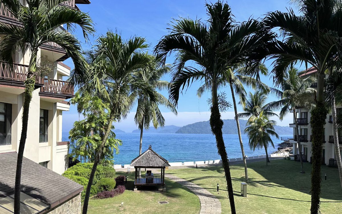 ligmmadd's tweet photo. Fcking while looking out at the sea would be nice @shangrila https://t.co/AUSrDLctS3