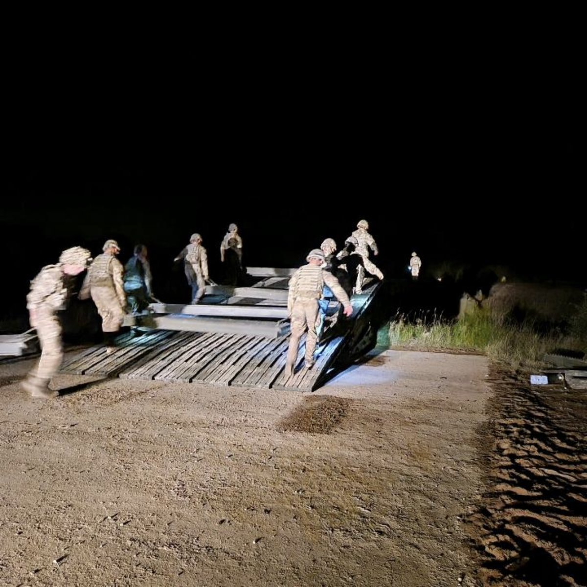 Our #Engineers keep the Army going, no matter what obstacle they face! Here we have our #SapperFamily from @33Armoured (@26EngineerRegt) who recently improved their skills in building a 12 bay double storey bridge! Great work! 💪 #SapperSmart #Ubique