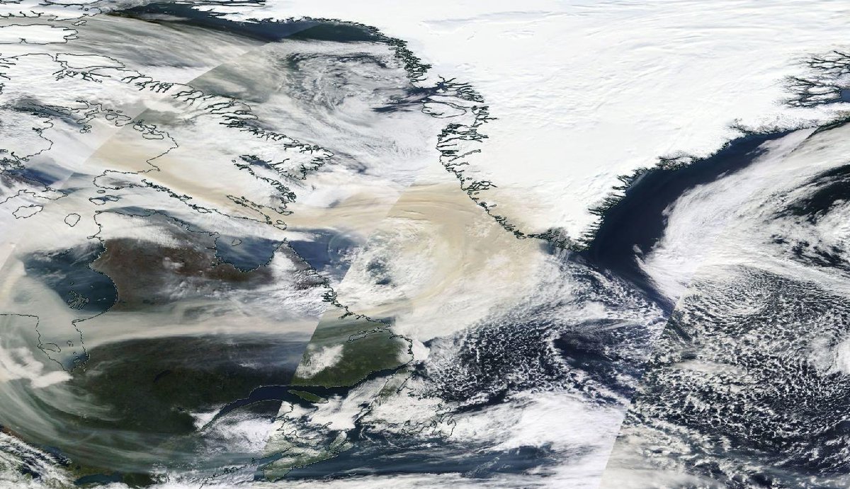 i_nitze's tweet image. This is what it looks like from Space
#NASA #MODIS #eochat
go.nasa.gov/3PT9yNC

Here is the situation in Canada from 2 days before:
go.nasa.gov/3rsmUH7