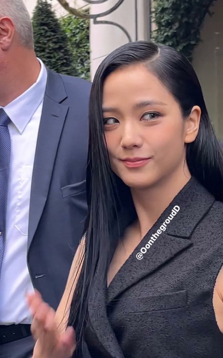WORLDMUSICAWARD's tweet photo. #JISOO stuns as she leaves her hotel in Paris in all her glory while thousands of eager fans gather outside the DIOR SS24 Fashion Show waiting for the MAIN EVENT to arrive...👏🗼🇫🇷✨💫🌟🔥👑🤍 
#JISOOatDiorSS24
DIOR SHOW WITH JISOO #JISOOatDiorSS24
@BLACKPINK
@BLACKPINK https://t.co/kcwR6yy7MB