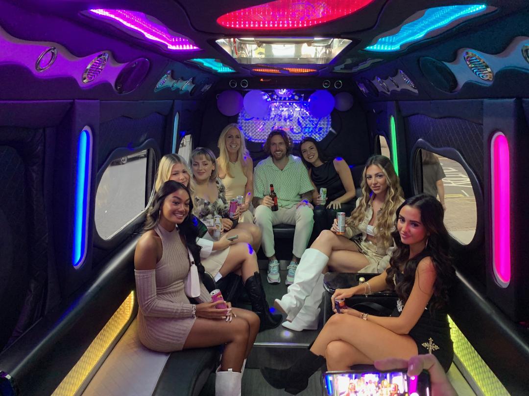 portsmouthlimo's tweet image. Hope you all had an amazing night on the Partybus 
Call 02392 358627/ Message via Facebook for any quotations
#partybus #partybuses #hummer #hummerh2 #limousine #portsmouth #southampton