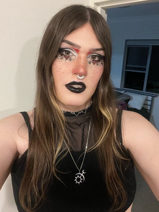 My makeup and fit for wicked 😌💕💖 https://t.co/pxo6dejD96