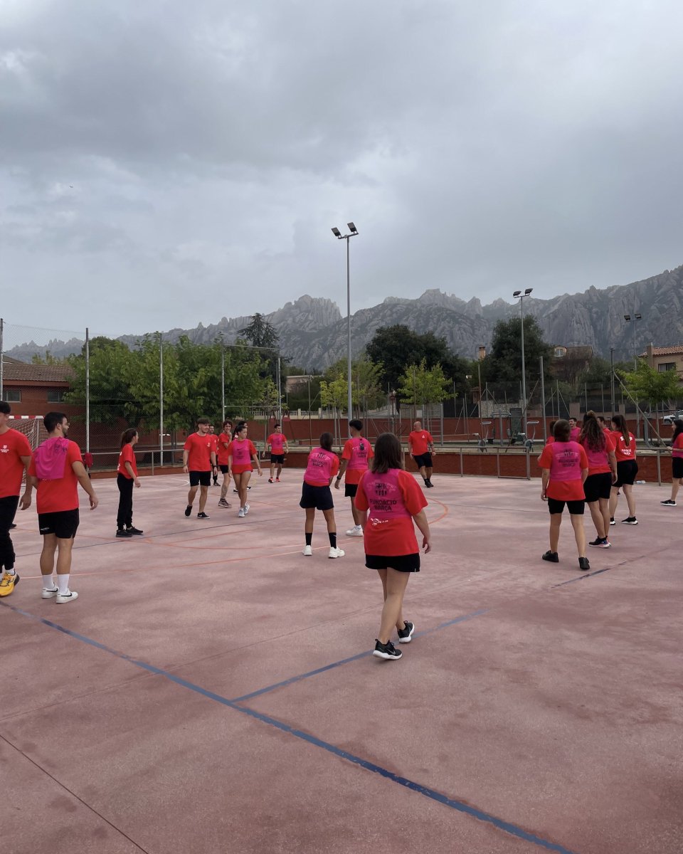 FundacioFCB's tweet photo. L'inici de temporada significa retorn del Projecte Barça Activa't‼️

Però abans, toca formar els equips educatius en:
Metodologia SportNet🟠
Suport a l'Estudi
Projecte Participatiu Comunitari

Hem pogut realitzar la formació a Collbató, amb les increïbles vistes a Montserrat.⛰️ https://t.co/9jNQf3puRd